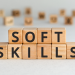 Soft skills como comunicação e adaptabilidade tornam-se essenciais para o sucesso profissional na era digital, destaca Elias Assum Sabbag Junior.