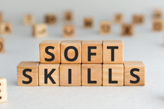Soft skills como comunicação e adaptabilidade tornam-se essenciais para o sucesso profissional na era digital, destaca Elias Assum Sabbag Junior.