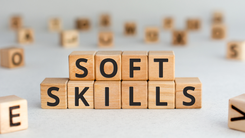 Soft skills como comunicação e adaptabilidade tornam-se essenciais para o sucesso profissional na era digital, destaca Elias Assum Sabbag Junior.