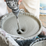 Valderci Malagosini Machado explica por que a eflorescência ocorre em artefatos de cimento e como mitigá-la.