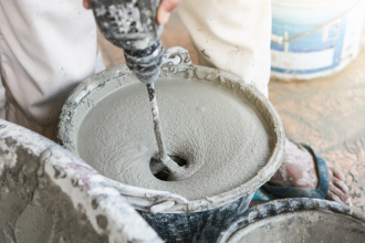 Valderci Malagosini Machado explica por que a eflorescência ocorre em artefatos de cimento e como mitigá-la.