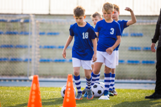 Como os projetos esportivos escolares, na visão de Sérgio Bento De Araújo, impulsionam a transformação social nas comunidades e ampliam oportunidades.
