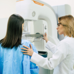 Aprenda com Vinicius Tadeu Sattin Rodrigues por que a técnica correta na mamografia é decisiva para resultados precisos e um laudo confiável.