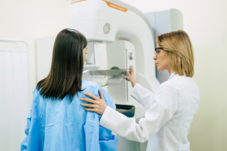 Aprenda com Vinicius Tadeu Sattin Rodrigues por que a técnica correta na mamografia é decisiva para resultados precisos e um laudo confiável.