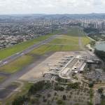 Vista aérea do Aeroporto da Pampulha, em Belo Horizonte, com pista e terminal aeroportuário sem textos legíveis