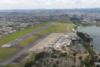 Vista aérea do Aeroporto da Pampulha, em Belo Horizonte, com pista e terminal aeroportuário sem textos legíveis