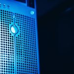 Rack de servidores iluminado em azul em uma sala de data center