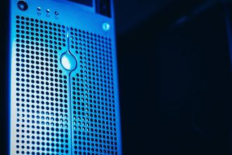 Rack de servidores iluminado em azul em uma sala de data center
