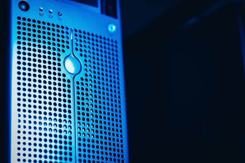 Rack de servidores iluminado em azul em uma sala de data center